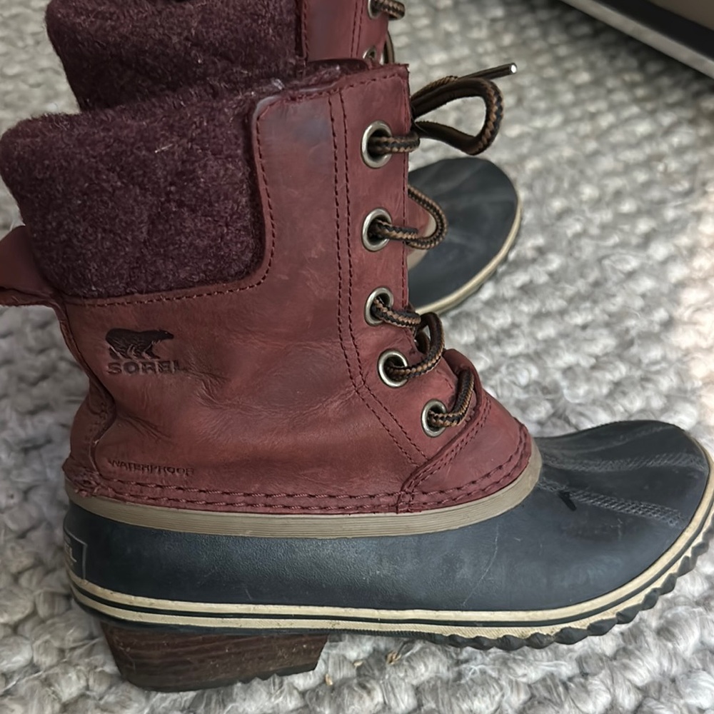 Sorel Burgundy and Black Lace-Up Boots